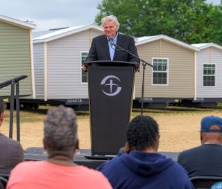 El presidente de Samaritan’s Purse dedica nuevas casas móviles para los propietarios en Mississippi.