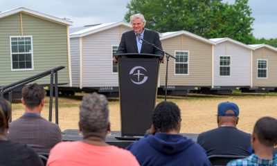 El presidente de Samaritan’s Purse dedica nuevas casas móviles para los propietarios en Mississippi.
