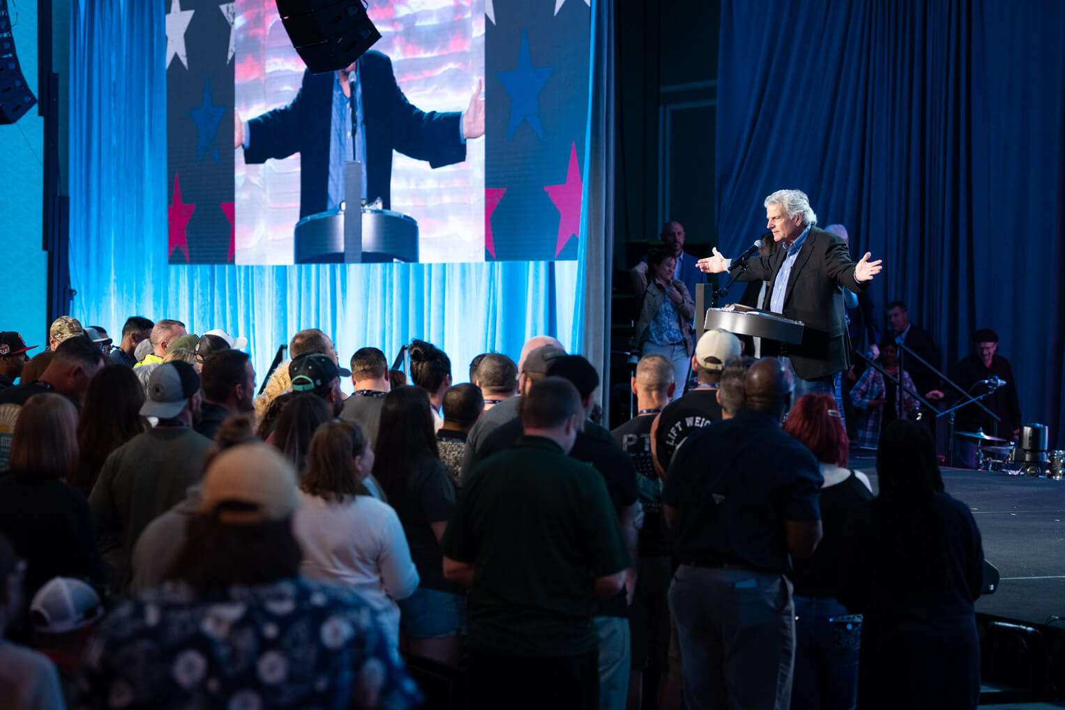 Franklin Graham prays for the Operation Heal Our Patriots family at the recent Reunion.