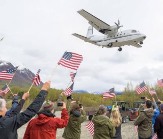 El segundo avión lleno de veteranos heridos y sus esposas arriba al Hospedaje Samaritan Alaska, el 28 de mayo de 2023.