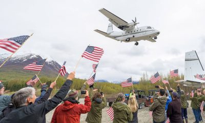 El segundo avión lleno de veteranos heridos y sus esposas arriba al Hospedaje Samaritan Alaska, el 28 de mayo de 2023.