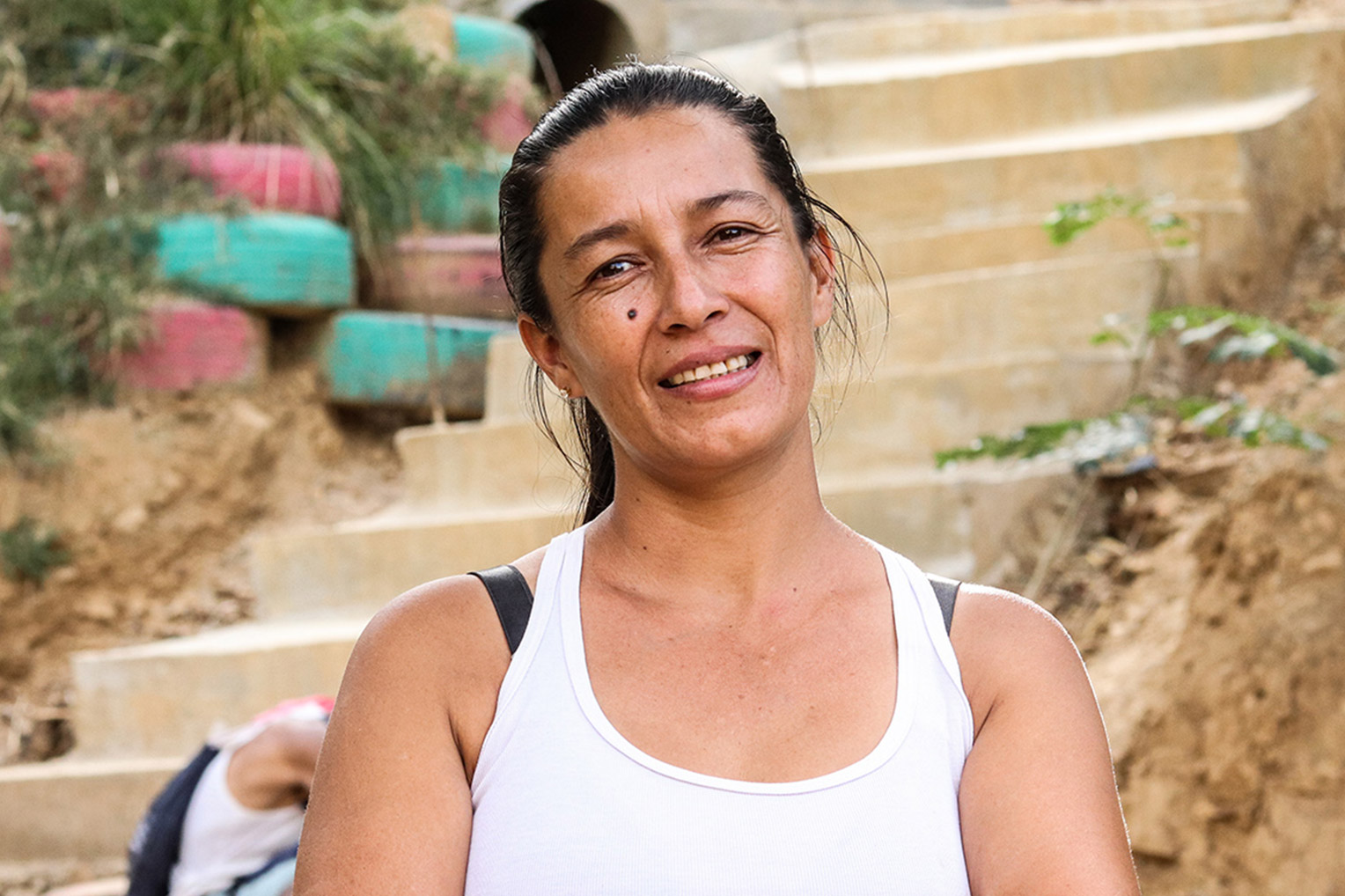María Alejandra ha apoyado proyectos de desarrollo como un sistema de escaleras de llantas que ahora son de concreto, como resultado de las clases de liderazgo de Samaritan’s Purse.