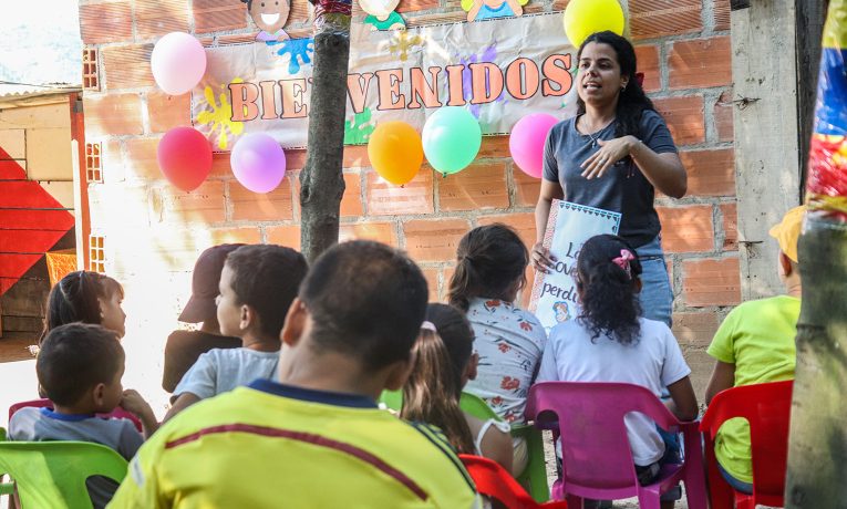 Samaritan's Purse enseña sobre la Palabra de Dios a niños de las comunidades inmigrantes en Colombia.