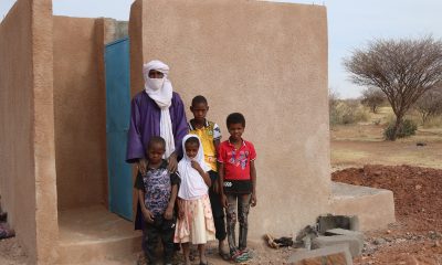 Una familia agradecida visita el punto de agua que Samaritan’s Purse restauró en su aldea.