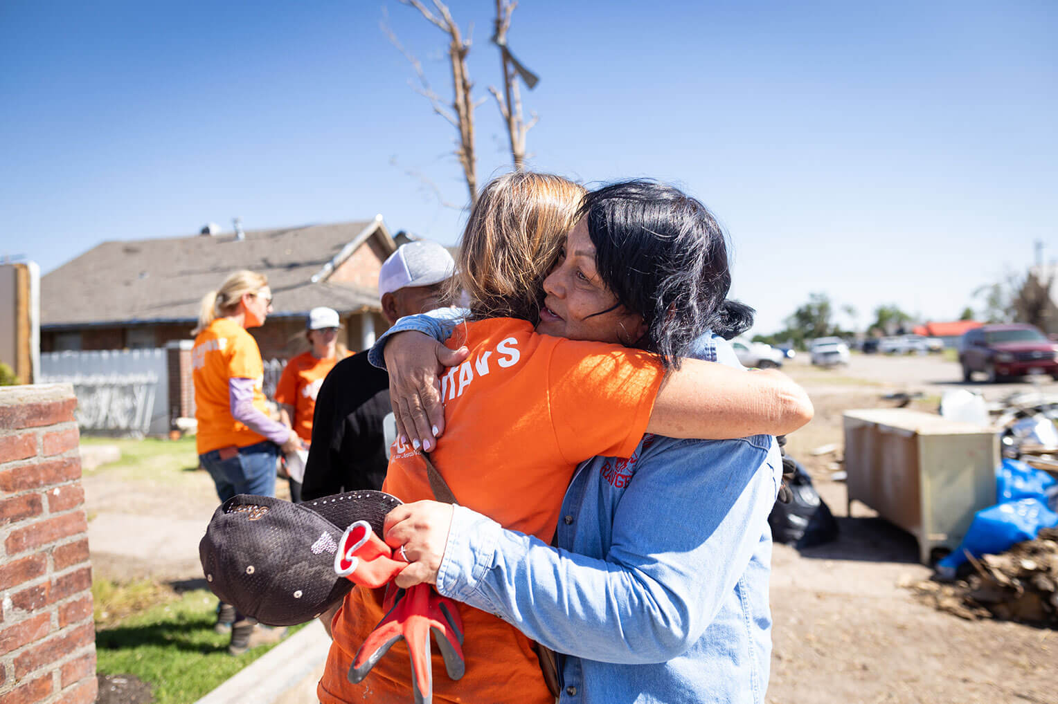 Berta abraza a una de nuestras voluntarias en Texas. 