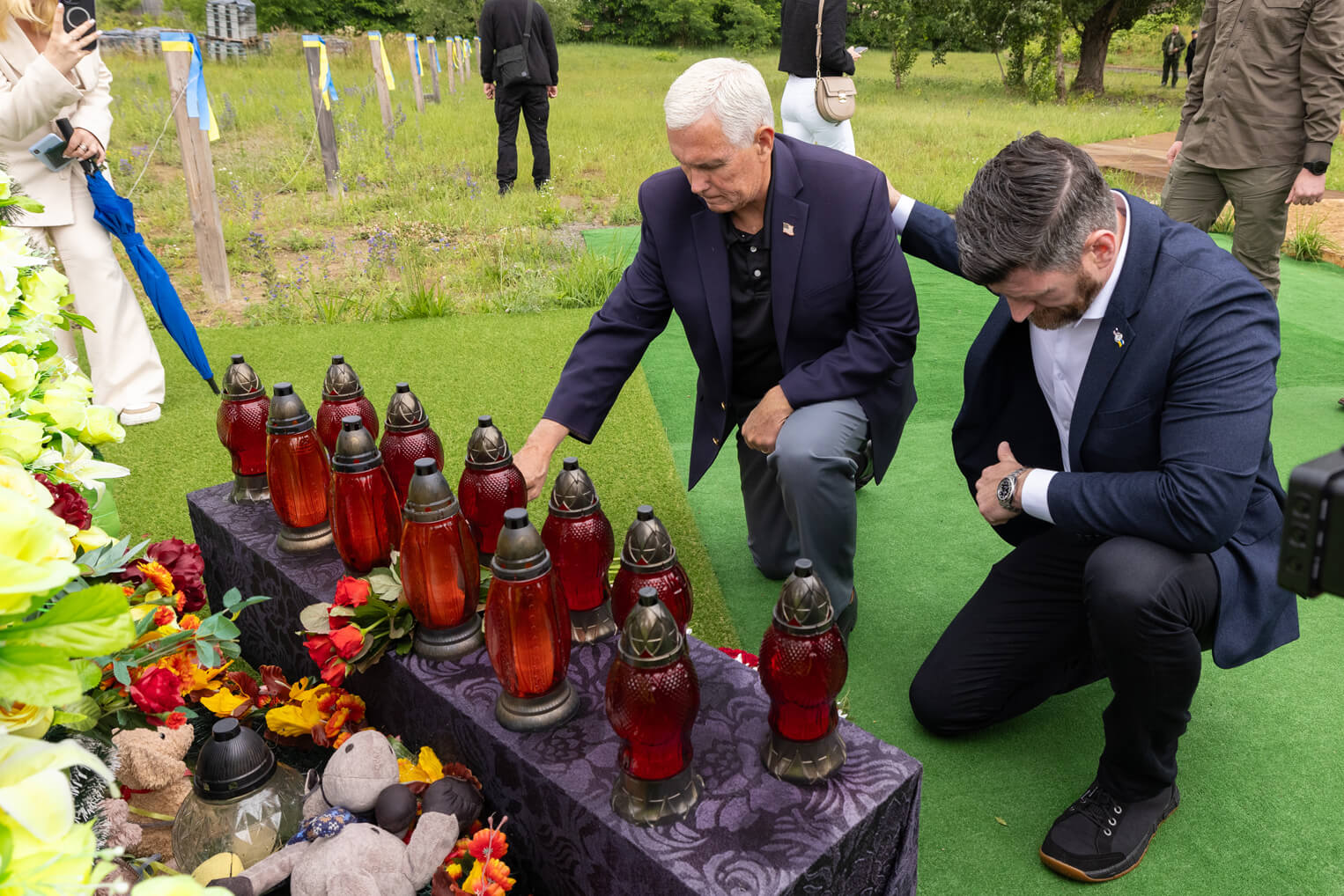 Edward Graham and Mike Pence placed flowers at a memorial for those killed in the war with Russia.