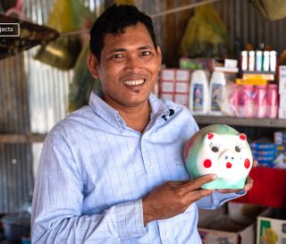 A través del proyecto de medios de subsistencia de Samaritan's Purse en Camboya, Chheng aprendió cuán valioso es ahorrar una parte de sus ingresos y poder guardarlos en el chanchito de cerámica que recibió cuando se inscribió en el programa.