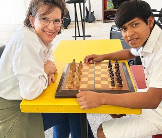La Dra. Heidi Moore usa el ajedrez para conectar con la gente joven.