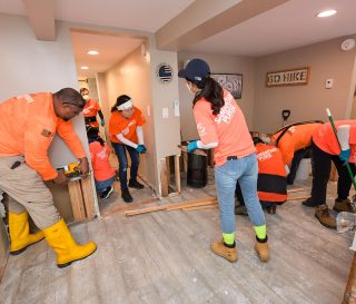 Los voluntarios limpian las paredes, los pisos y las pertenencias empapadas dentro de las viviendas de las comunidades inundadas en Nueva York.