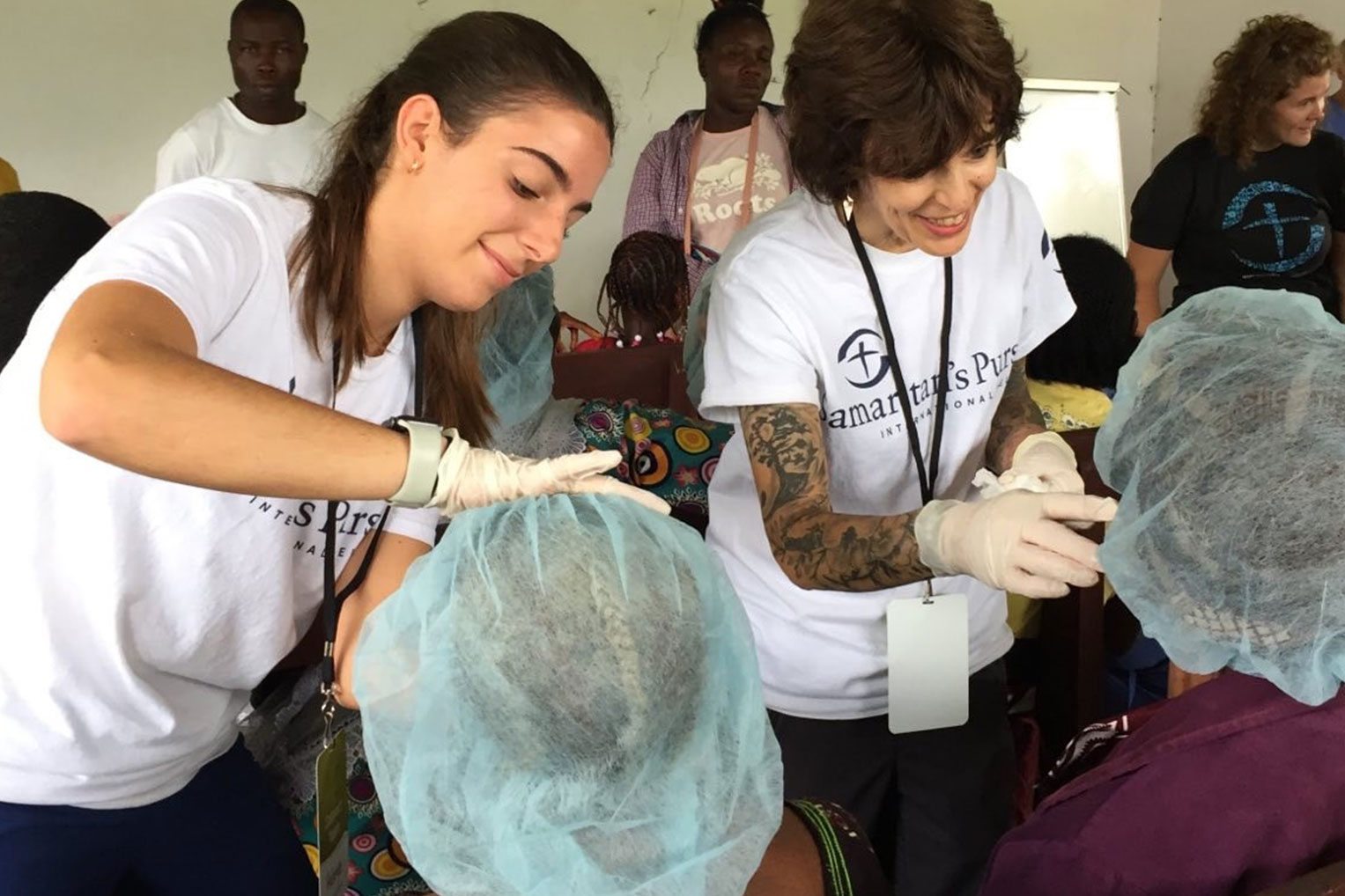 Nuestro equipo médico pudo celebrar con los pacientes de cataratas en Liberia, retirándoles los vendajes luego de las cirugías.