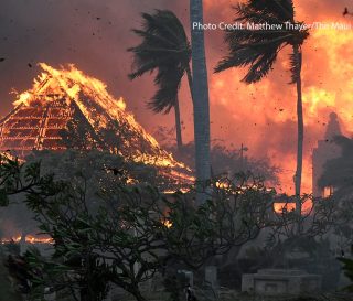 SAMARITAN'S PURSE ESTÁ RESPONDIENDO EN MAUI, QUE TAMBALEA LUEGO DE LA TRÁGICA PÉRDIDA DE VIDAS DURANTE ESTA SEMANA CUANDO LA CIUDAD HISTÓRICA LAHAINA QUEDÓ REDUCIDA A CENIZAS. MUCHAS ESTRUCTURAS HISTÓRICAS FUERON DESTRUIDAS, INCLUIDO EL AUDITORIO DE LA IGLESIA HISTÓRICA WAIOLA, EN LAHAINA, Y LA CERCANA MISIÓN LAHAINA HONGWANJI.