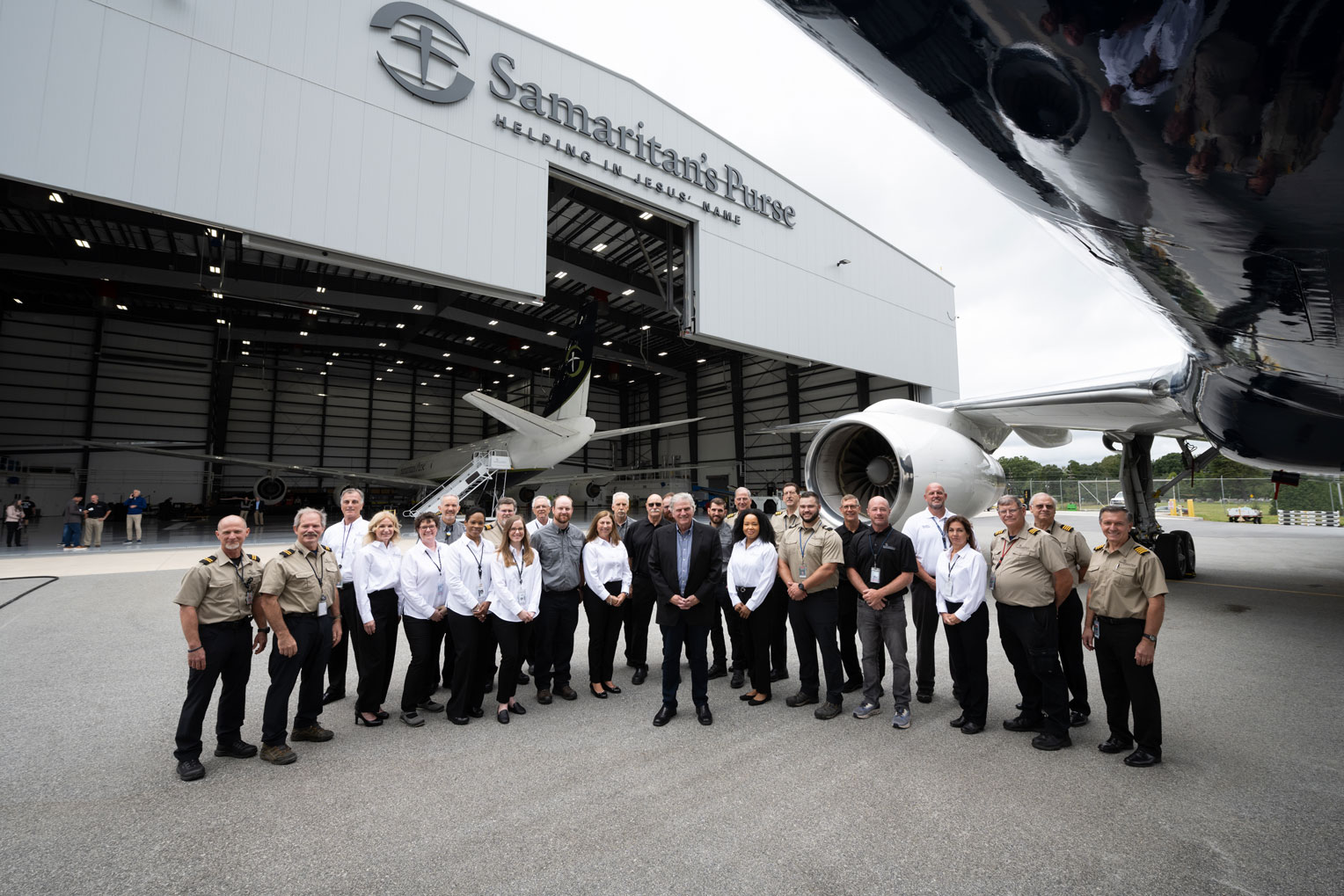 Franklin Graham acompañó al personal aeronáutico, a los miembros clave del equipo y a los invitados especiales para inaugurar oficialmente nuestro nuevo centro de transporte aéreo para respuestas en Greensboro, Carolina del Norte.