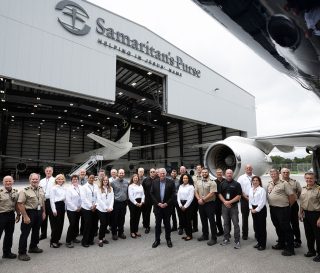 Franklin Graham acompañó al personal aeronáutico, a los miembros clave del equipo y a los invitados especiales para inaugurar oficialmente nuestro nuevo centro de transporte aéreo para respuestas en Greensboro, Carolina del Norte.