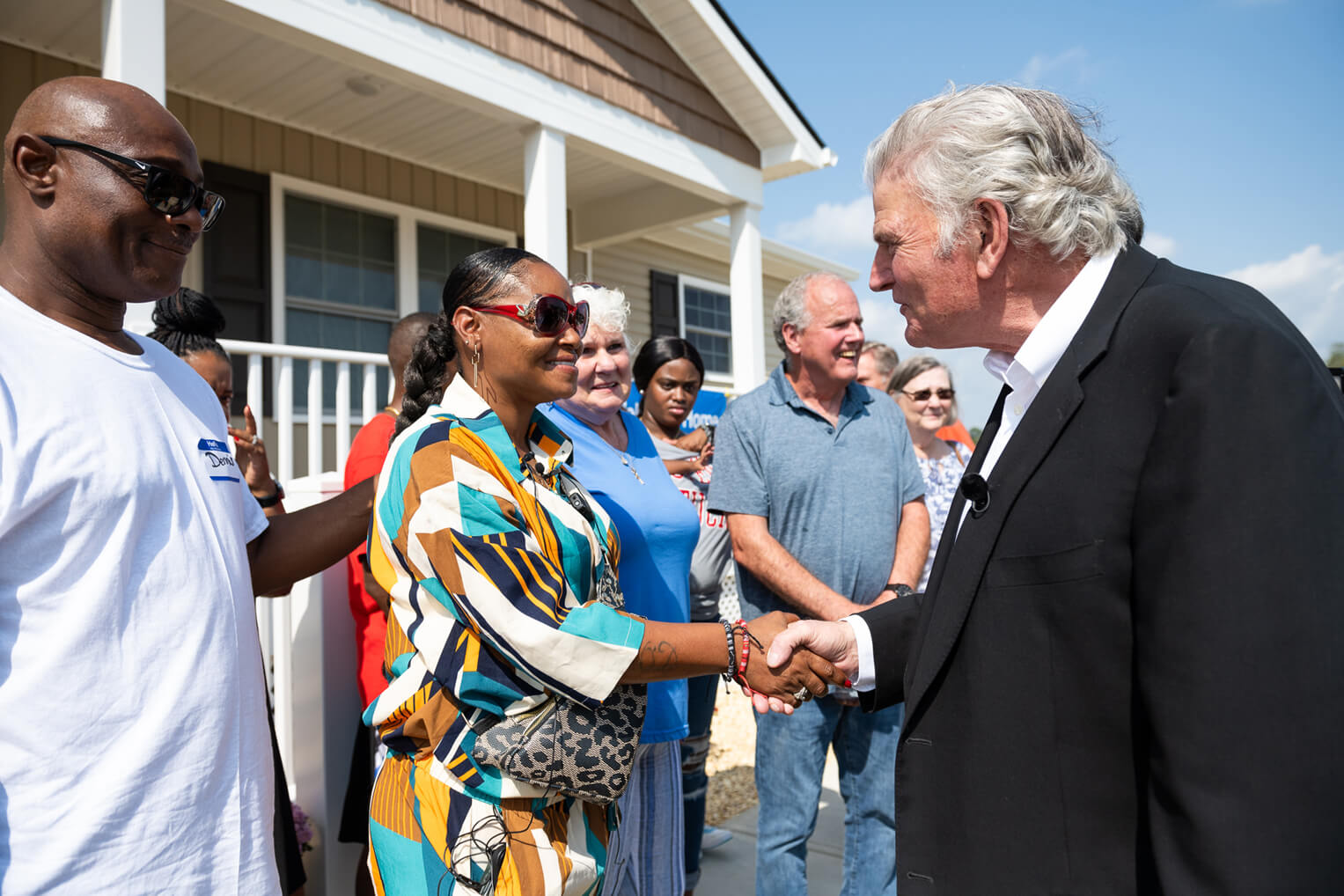 Franklin Graham saluda a la propietaria Latasha Hayes en la dedicación del 29 de septiembre.