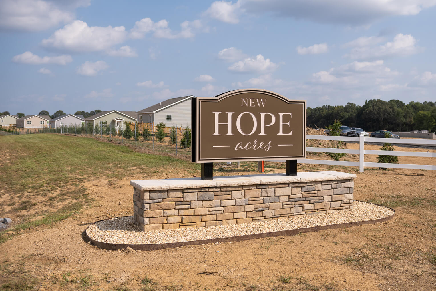 New Hope Acres se ha construido sobre el fundamento de las Buenas Nuevas de Jesucristo.