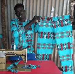 Reik Kuok ofrece servicios de costura y sastrería para su aldea y los alrededores.