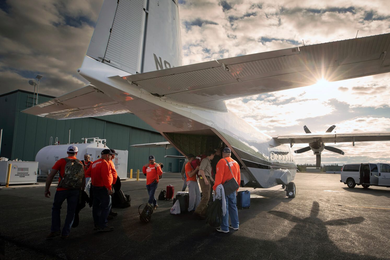 El equipo de voluntarios de Lincolnton, Carolina del Norte, se prepara para embarcar el vuelo de aviación de Samaritan’s Purse desde Soldotna a Koyuk, Alaska.