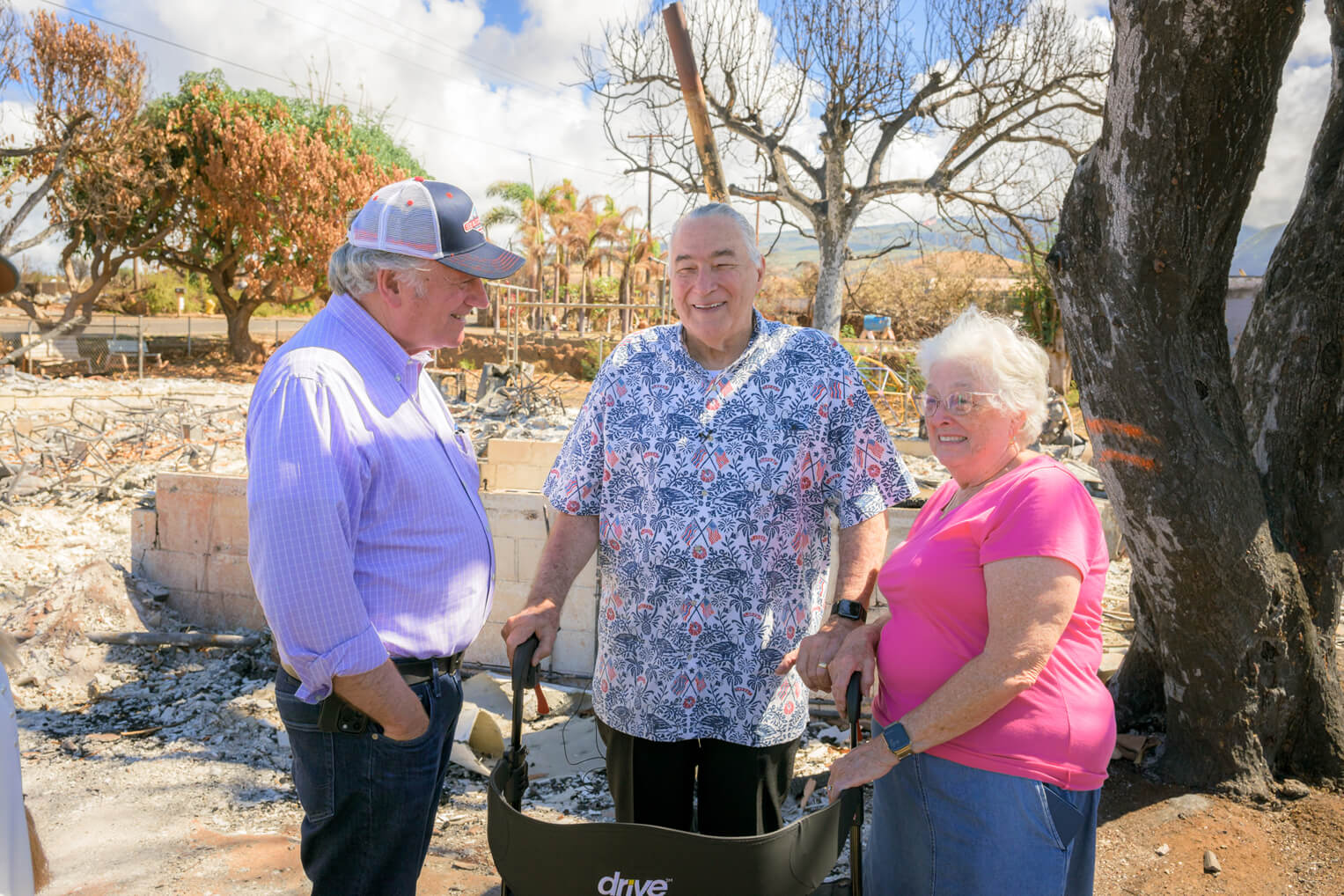 Franklin Graham se encuentra con el pastor Arza y Ruth Brown en Lahaina, Maui. 