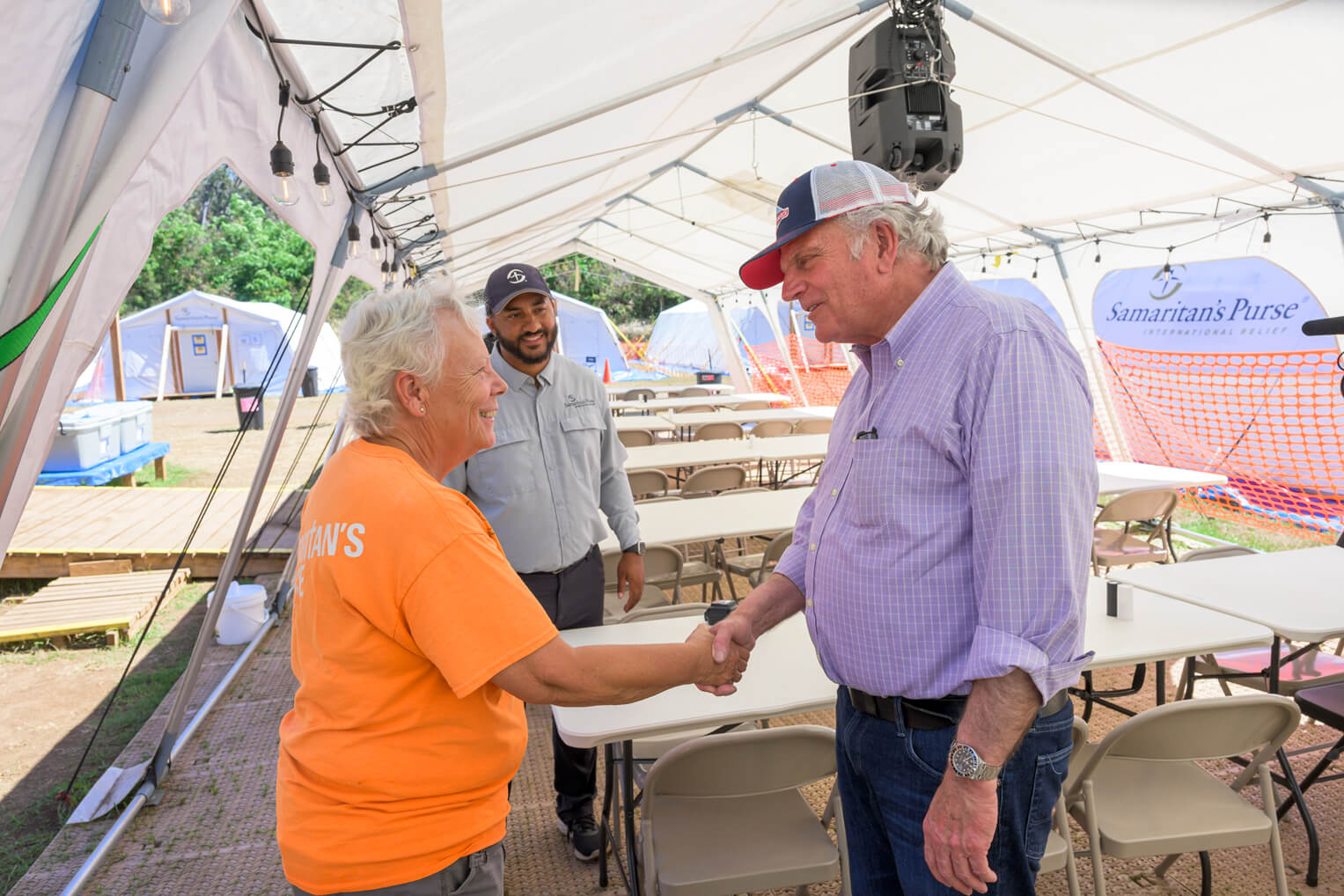 Franklin Graham greets a volunteer at our camp in Lahaina. 