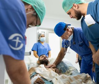 Equipos de especialidad en pacientes con quemaduras de Samaritan’s Purse están entre las docenas de personal que ayudan a los armenios que huyen.