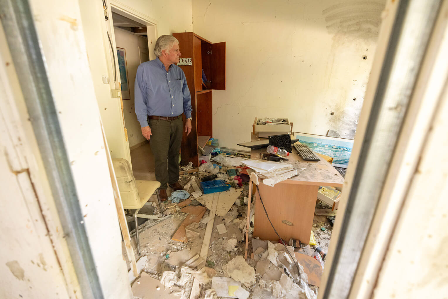 Franklin Graham observa los escombros en un kibutz israelí atacado por los terroristas de Hamás.