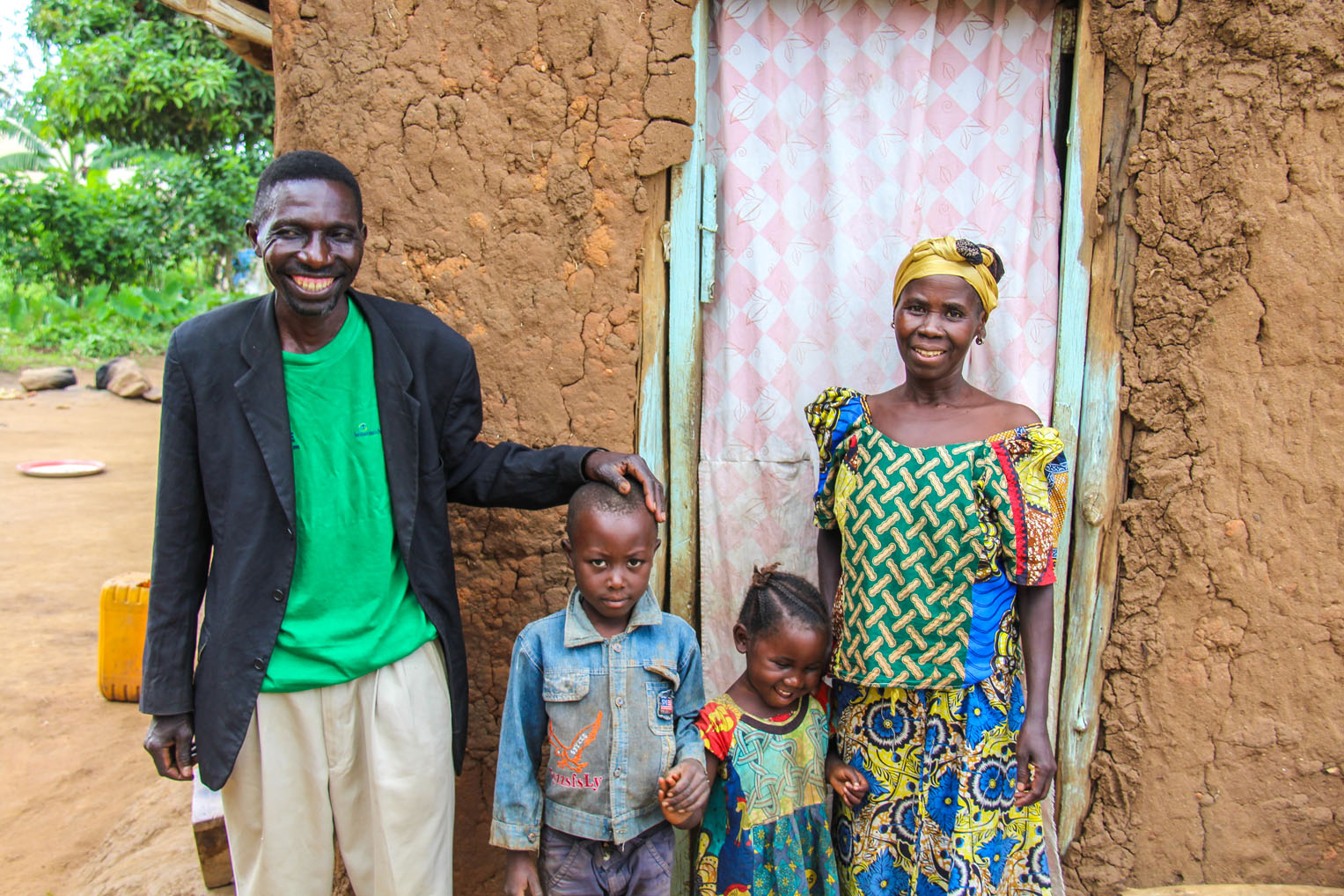 Jean y su familia, así como muchas otras familias desplazadas por la guerra, deben reconstruir sus casas cerca de Bunia en la capital de la República Democrática del Congo.