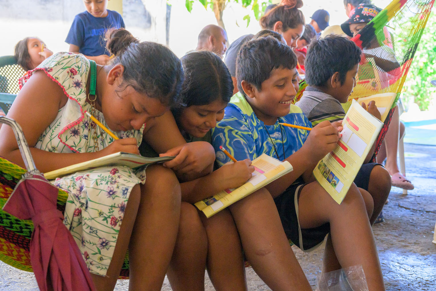 Niños en La Barra de Coyuca aprenden sobre Jesucristo durante la primera lección de La Gran Aventura.