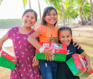Niñas de Acapulco y de la región circundante del estado de Guerrero recibieron cajas especiales de regalos durante los eventos de evangelismo de Operation Christmas Child.