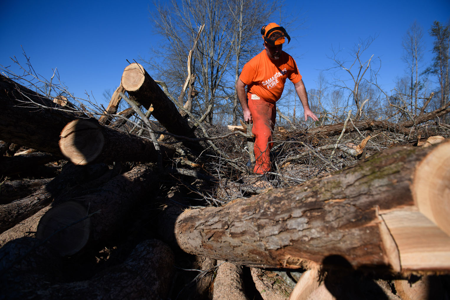 Los voluntarios cortan en pedazos los árboles grandes derribados durante la tormenta.