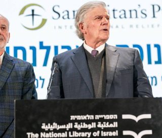 Franklin Graham habló en la Biblioteca Nacional de Israel durante la entrega de las ambulancias al servicio israelí de emergencias médicas.