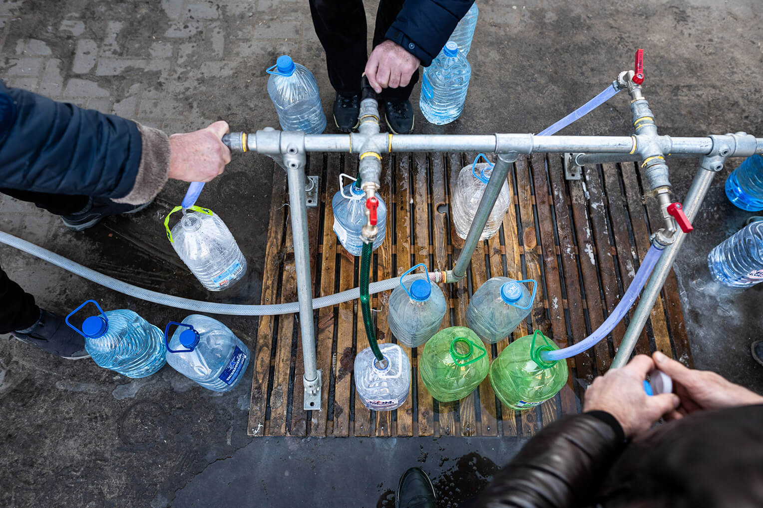 Muchos residentes, cansados de la guerra, llegan a nuestros centros de distribución de agua para beber y lavar.