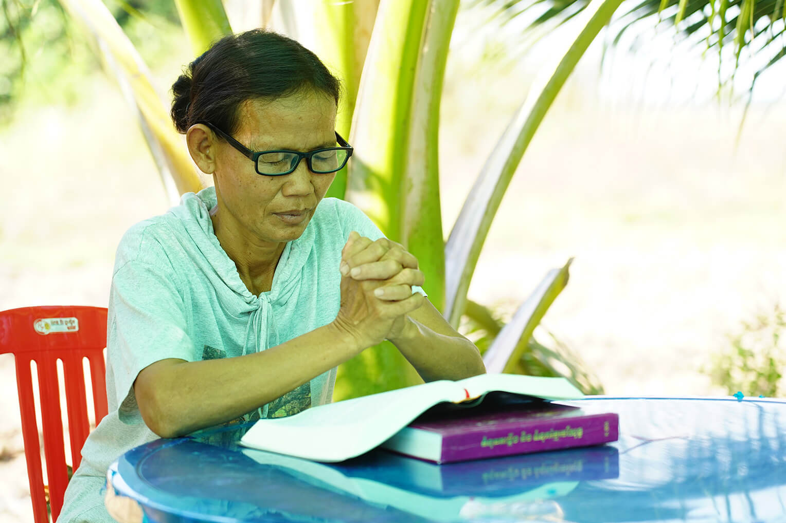 Con el corazón transformado, Savoeun dedica mucho tiempo a orar y a servir al Señor en su comunidad.