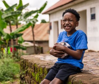 Antes de que Francis fuera operado por intermedio de Children's Heart Project, su vida estaba en peligro por un defecto cardíaco congénito. En la actualidad, es un niño activo y le encanta jugar al fútbol en casa, en Uganda.