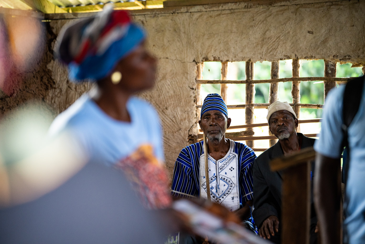 Los lideres de la aldea, que aparecen aquí en nuestra capacitación, son claves para fortalecer a las mujeres y a las familias para recibir educación sanitaria.