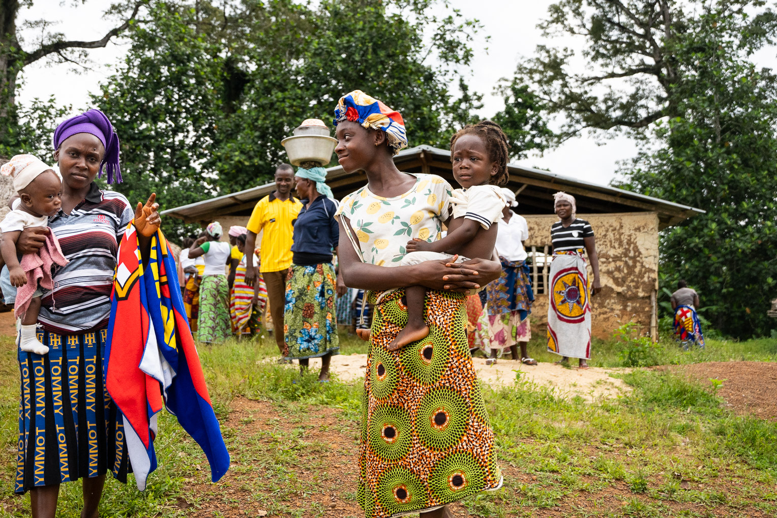 Las madres de las áreas rurales de Liberia aprenden sobre la importancia de la nutrición y sus chequeos médicos durante el embarazo.