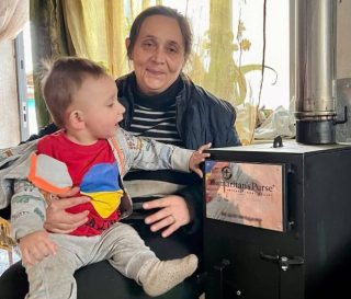 Lena y su hijito Andrii están en la zona del conflicto en Ucrania. Dicen haber “vuelto a la vida” cuando recibieron una estufa de leña de Samaritan’s Purse.