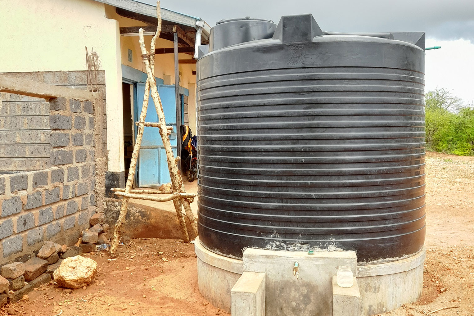 Un tanque de agua provee agua limpia para los estudiantes.