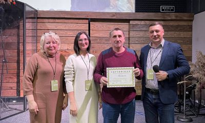 Dmytro (el segundo a la derecha) está agradecido de haber completado el seminario de atención postraumática a cargo de Samaritan's Purse y de la Sociedad Bíblica Ucraniana en Leópolis, Ucrania.