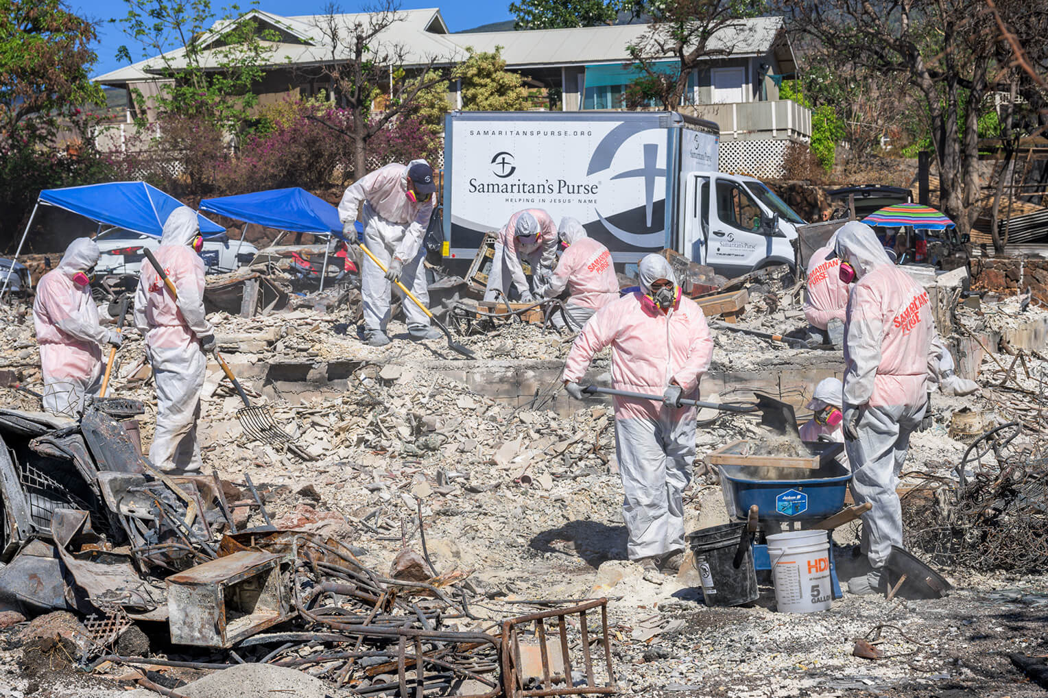 Después de incendios devastadores en Maui, en agosto 2023, los voluntarios de Samaritan’s Purse buscaron cosas valiosas entre las cenizas para los propietarios.