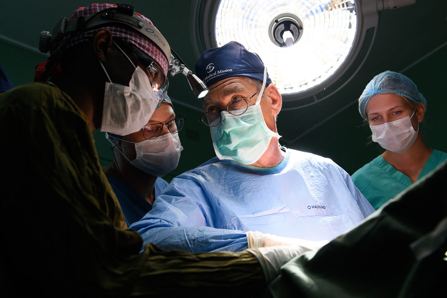 Un residente cirujano de Malawi participó en cada cirugía. Nuestros médicos tomaron el tiempo de enseñarles en el proceso.