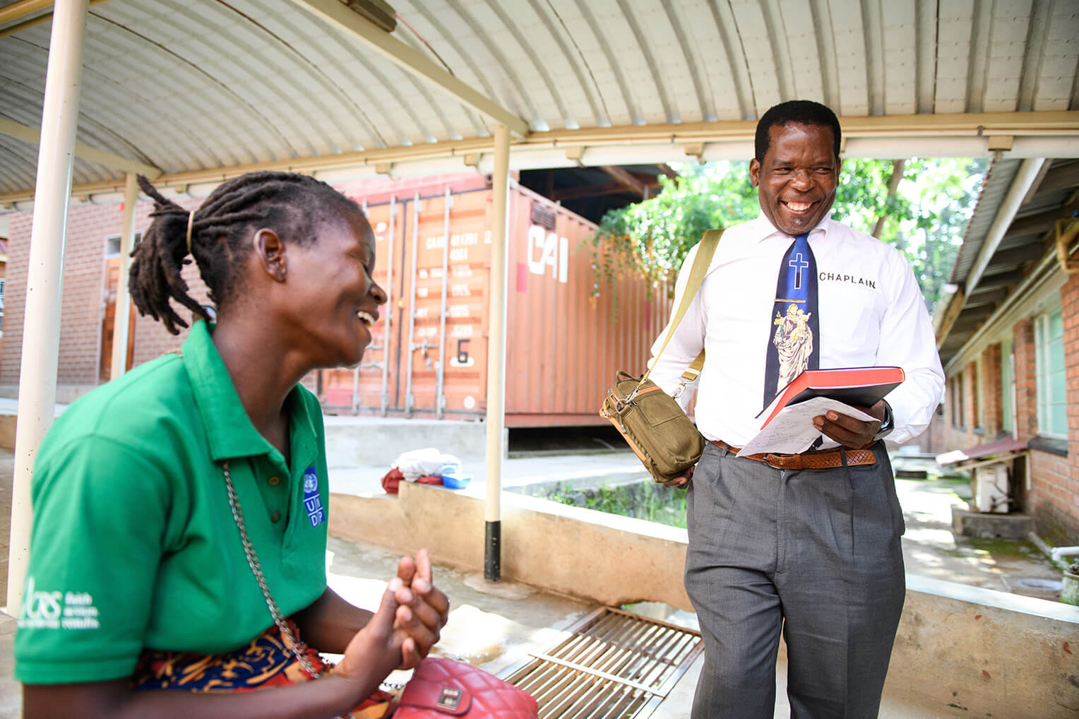 Feliz, ahora Mercy puede leer las Escrituras en el idioma de Chichewa por primera vez en su vida.