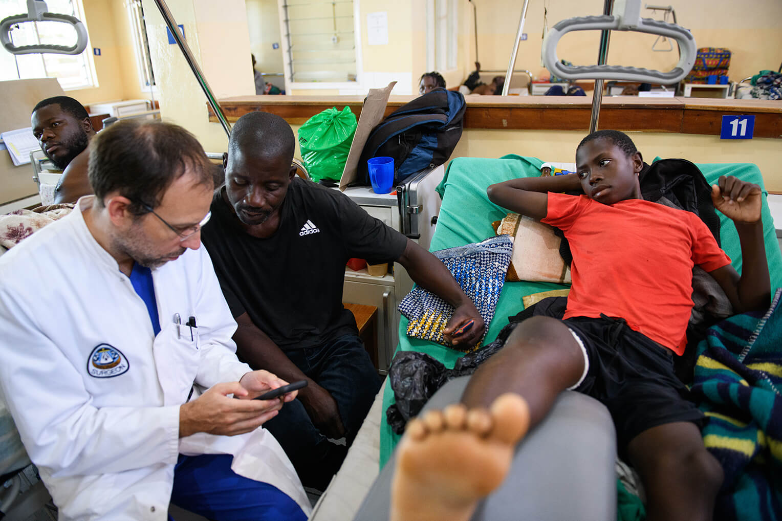 Steven y su padre viajaron desde Mchinji, una aldea a unos 160 kilómetros del hospital Nkhoma, para recibir cirugía urgente.