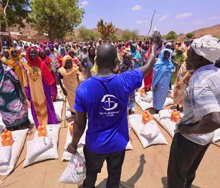Samaritan's Purse está entregando alimentos a miles de personas en Sudán.