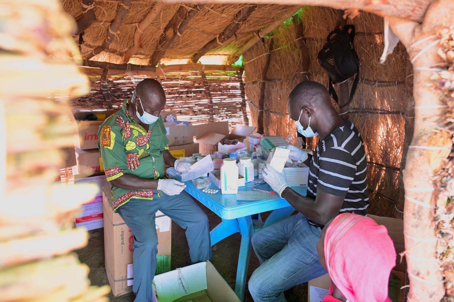 Además de nuestra ayuda alimentaria, Samaritan’s Purse está proveyendo muchos programas para mejorar las condiciones de vida en estos campamentos, incluyendo una farmacia.