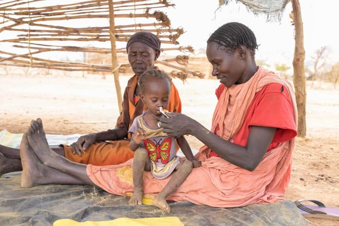 Esta madre recibió una pasta nutritiva especial para su hijo. En el último mes han fallecido 23 niños en los campamentos.