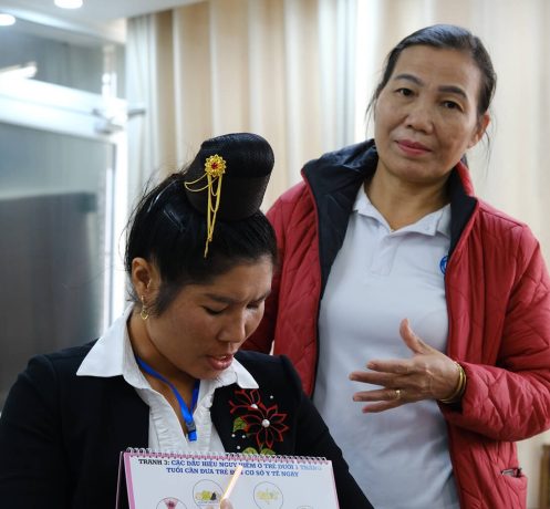 Lan, a la derecha, está apasionada por capacitar parteras en Vietnam.