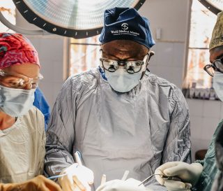 Los médicos de Wold Medical Mission traen cirugía transformadora a las mujeres en Níger.