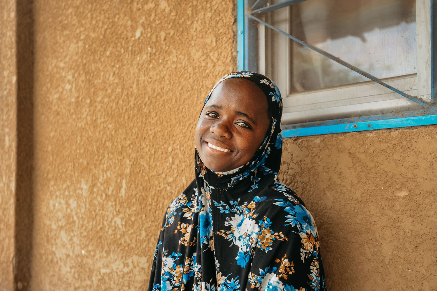 Una de las pacientes sonríe después de su recuperación después de una cirugía de fístula que la traerá a la normalidad y de regreso a la vida comunitaria.