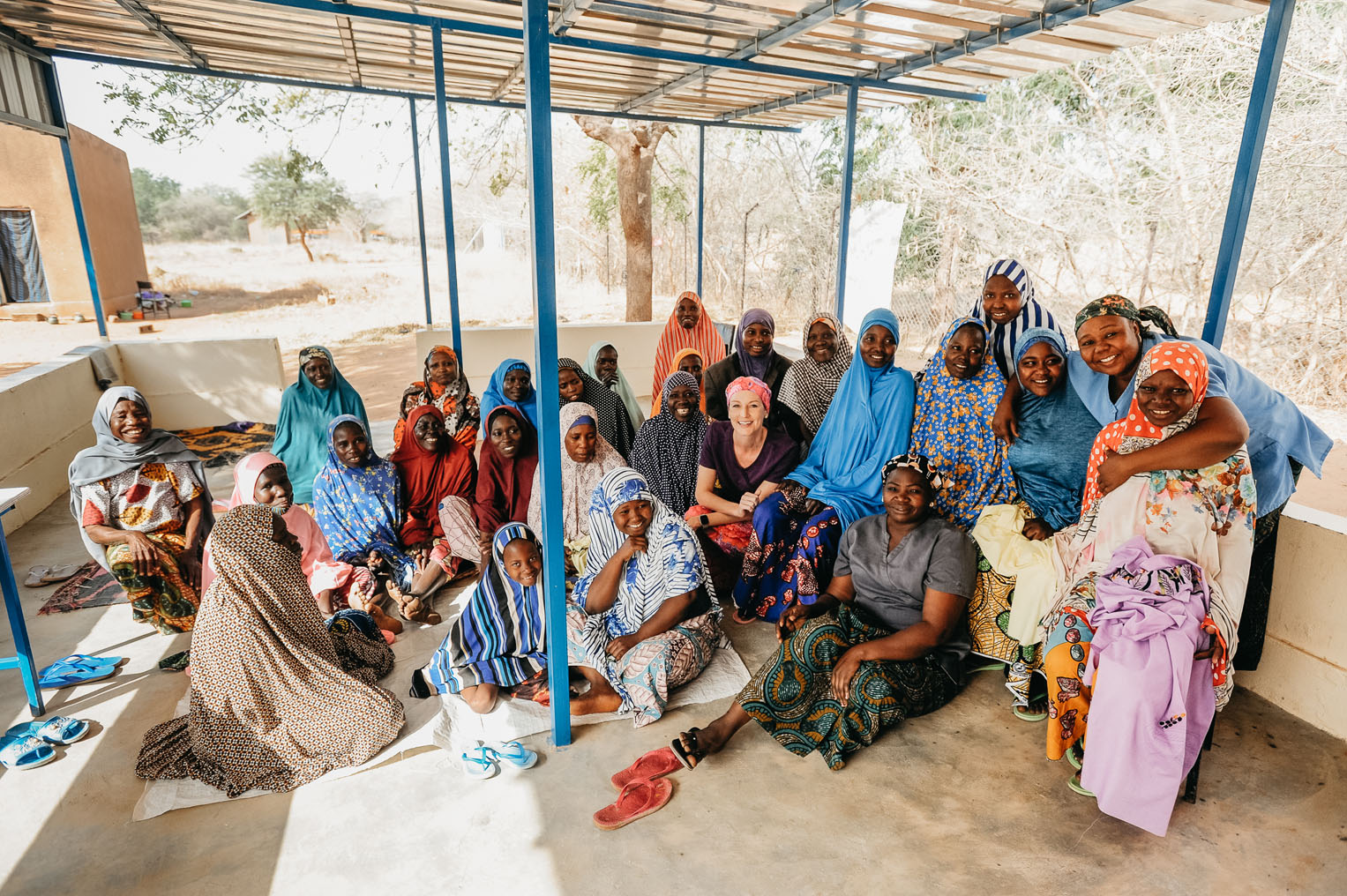 Los pacientes, el personal médico y las familias se reúnen a celebrar el regalo de la cirugía especializada en aldeas remotas de Níger.
