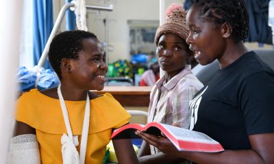 Ireen (izquierda) fue una de las 44 personas en Malaui que recibiron una intervención quirúgica transformadora a través del equipo de ortopedistas de Samaritan's Purse.